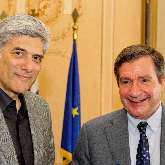 L'acteur Georges Corraface s'est vu remettre le titre de Citoyen d'honneur de la Ville d'Athènes par le maire Georges Kaminis lors d'une cérémonie à la mairie de la capitale grecque le 6 mars 2017. © Aristidis Vafeiadakis via ZUMA Wire / Bestimage