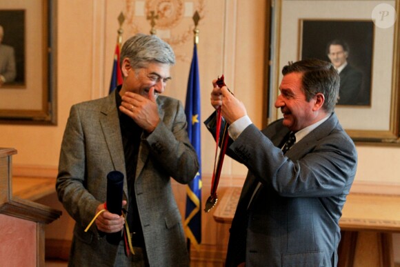 L'acteur Georges Corraface s'est vu remettre le titre de Citoyen d'honneur de la Ville d'Athènes par le maire Georges Kaminis lors d'une cérémonie à la mairie de la capitale grecque le 6 mars 2017. © Aristidis Vafeiadakis via ZUMA Wire / Bestimage