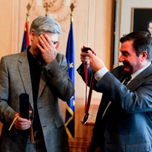 L'acteur Georges Corraface s'est vu remettre le titre de Citoyen d'honneur de la Ville d'Athènes par le maire Georges Kaminis lors d'une cérémonie à la mairie de la capitale grecque le 6 mars 2017. © Aristidis Vafeiadakis via ZUMA Wire / Bestimage