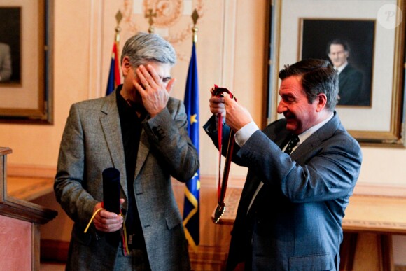 L'acteur Georges Corraface s'est vu remettre le titre de Citoyen d'honneur de la Ville d'Athènes par le maire Georges Kaminis lors d'une cérémonie à la mairie de la capitale grecque le 6 mars 2017. © Aristidis Vafeiadakis via ZUMA Wire / Bestimage