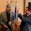 L'acteur Georges Corraface s'est vu remettre le titre de Citoyen d'honneur de la Ville d'Athènes par le maire Georges Kaminis lors d'une cérémonie à la mairie de la capitale grecque le 6 mars 2017. © Aristidis Vafeiadakis via ZUMA Wire / Bestimage