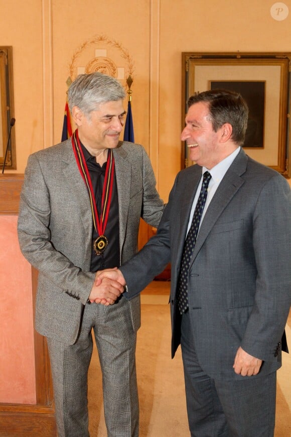L'acteur Georges Corraface s'est vu remettre le titre de Citoyen d'honneur de la Ville d'Athènes par le maire Georges Kaminis lors d'une cérémonie à la mairie de la capitale grecque le 6 mars 2017. © Aristidis Vafeiadakis via ZUMA Wire / Bestimage