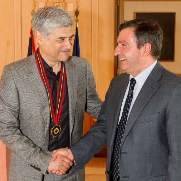 L'acteur Georges Corraface s'est vu remettre le titre de Citoyen d'honneur de la Ville d'Athènes par le maire Georges Kaminis lors d'une cérémonie à la mairie de la capitale grecque le 6 mars 2017. © Aristidis Vafeiadakis via ZUMA Wire / Bestimage