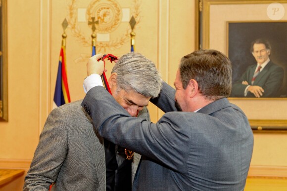 L'acteur Georges Corraface s'est vu remettre le titre de Citoyen d'honneur de la Ville d'Athènes par le maire Georges Kaminis lors d'une cérémonie à la mairie de la capitale grecque le 6 mars 2017. © Aristidis Vafeiadakis via ZUMA Wire / Bestimage
