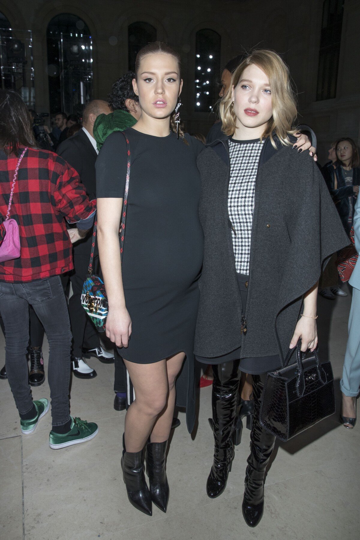 Adèle Exarchopoulos révèle être enceinte au défilé Louis Vuitton – Grazia