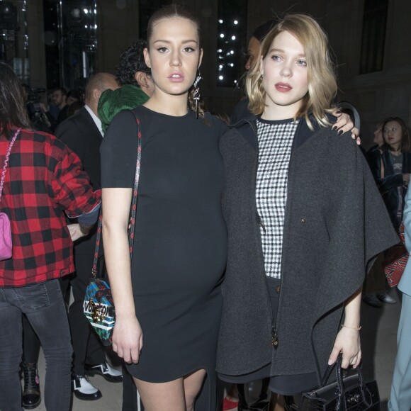 Adèle Exarchopoulos (enceinte) et Léa Seydoux en front row au défilé de mode "Louis Vuitton", collection prêt-à-porter Automne-Hiver 2017-2018 au musée du Louvre à Paris, le 7 Mars 2017.© Olivier Borde/Bestimage