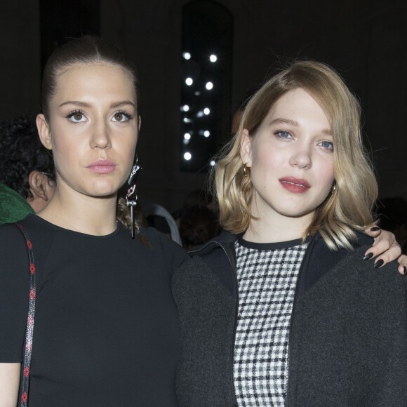 Adèle Exarchopoulos (enceinte) et Léa Seydoux en front row au défilé de mode "Louis Vuitton", collection prêt-à-porter Automne-Hiver 2017-2018 au musée du Louvre à Paris, le 7 Mars 2017.© Olivier Borde/Bestimage