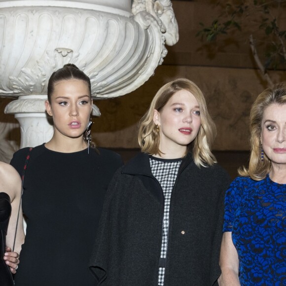 Jennifer Connelly, Michelle Williams, Adèle Exarchopoulos (enceinte), Léa Seydoux, Catherine Deneuve et Nicolas Ghesquière (styliste) en backstage du défilé de mode "Louis Vuitton", collection prêt-à-porter Automne-Hiver 2017-2018 au musée du Louvre à Paris, le 7 Mars 2017.© Olivier Borde/Bestimage