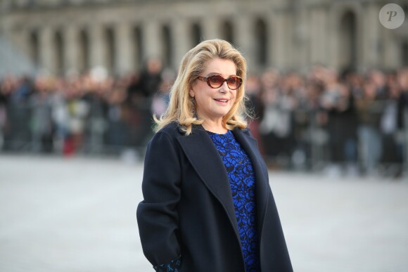 Catherine Deneuve au défilé de mode "Louis Vuitton", collection prêt-à-porter Automne-Hiver 2017-2018 au Louvres à Paris, le 7 Mars 2017.© CVS/Veeren/Bestimage People at Louis Vuitton fashion show Fall-Winter ready-to-wear 2017-2018 in Paris, on March 7, 2017.07/03/2017 - Paris