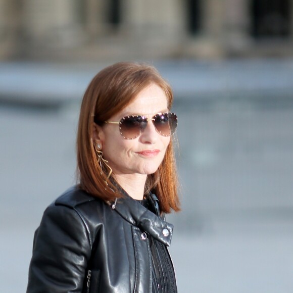 Isabelle Huppert au défilé de mode "Louis Vuitton", collection prêt-à-porter Automne-Hiver 2017-2018 au Louvres à Paris, le 7 Mars 2017.© CVS/Veeren/Bestimage