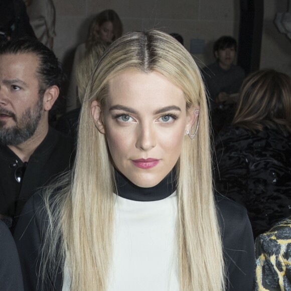 Riley Keough en front row au défilé de mode "Louis Vuitton", collection prêt-à-porter Automne-Hiver 2017-2018 au musée du Louvre à Paris, le 7 Mars 2017.© Olivier Borde/Bestimage