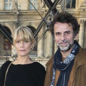 Marina Foïs et son compagnon Eric Lartigau au défilé de mode "Louis Vuitton", collection prêt-à-porter Automne-Hiver 2017-2018 au musée du Louvre à Paris, le 7 Mars 2017.© Olivier Borde/Bestimage