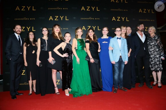 Jessica Chastain, Efrat Dor, Michael McElhatton, Val Maloku, Klementyna Umer et guest lors de la première du film "The Zookeeper's Wife" au cinéma Kinoteka à Varsovie, Pologne, le 7 mars 2017.