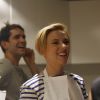L'actrice américaine Scarlett Johansson, avec Romain Dauriac, a joué les serveuses d'un jour ce samedi 22 octobre 2016, derrière le comptoir de sa boutique de pop corn gourmet, inaugurée dans le quartier du Marais à Paris, France.