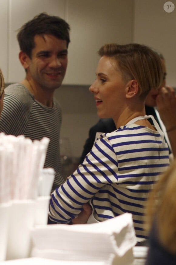 L'actrice américaine Scarlett Johansson, avec Romain Dauriac, a joué les serveuses d'un jour ce samedi 22 octobre 2016, derrière le comptoir de sa boutique de pop corn gourmet, inaugurée dans le quartier du Marais à Paris, France.