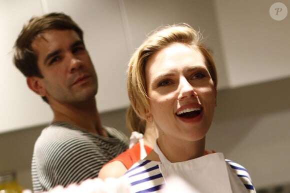 L'actrice américaine Scarlett Johansson, avec Romain Dauriac, a joué les serveuses d'un jour ce samedi 22 octobre 2016, derrière le comptoir de sa boutique de pop corn gourmet, inaugurée dans le quartier du Marais à Paris, France.