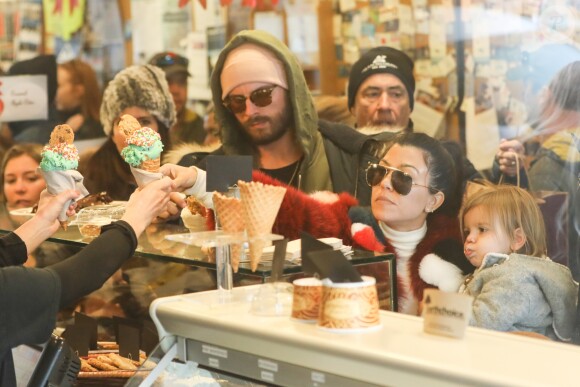 Exclusif - Kourtney Kardashian, son compagnon Scott Disick et leurs enfants Mason, Penelope et Reign font du shopping à Aspen le 30 décembre 2016.