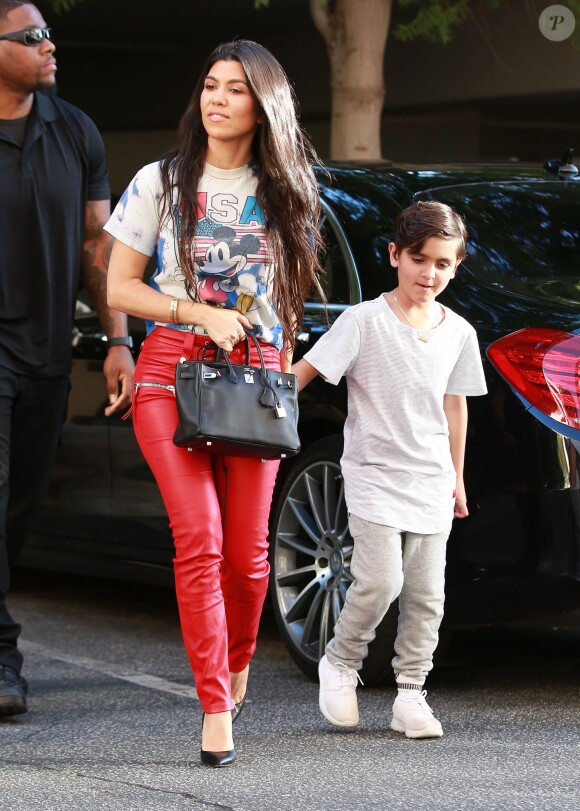 Kourtney Kardashian et son fils Mason à Woodland Hills, le 7 mars 2017.