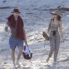 Emily Ratajkowski et son compagnon Jeff Magid passent une journée romantique sur une plage à Malibu, le 9 mars 2017.