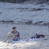 Emily Ratajkowski et son compagnon Jeff Magid passent une journée romantique sur une plage à Malibu, le 9 mars 2017.