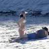 Emily Ratajkowski et son compagnon Jeff Magid passent une journée romantique sur une plage à Malibu, le 9 mars 2017.