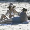 Emily Ratajkowski et son compagnon Jeff Magid passent une journée romantique sur une plage à Malibu, le 9 mars 2017.