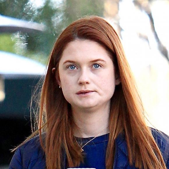 Exclusif - Bonnie Wright se promène avec son téléphone à la main à Beverly Hills Los Angeles, le 28 Janvier 2017