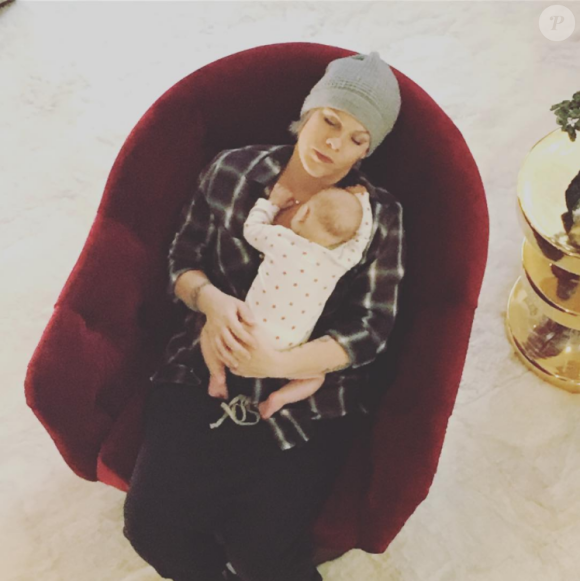 Pink, ici en plein coup de fatigue avec bébé, et son mari Carey Hart sont devenus en décembre 2016 parents d'un second enfant, Jameson. Photo Instagram.