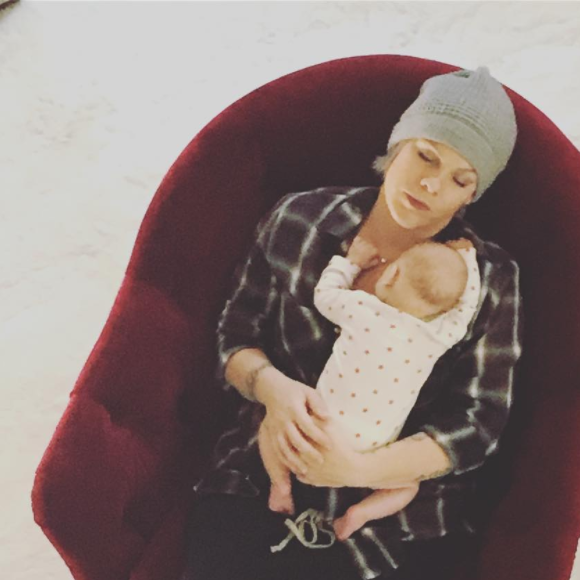 Pink, ici en plein coup de fatigue avec bébé, et son mari Carey Hart sont devenus en décembre 2016 parents d'un second enfant, Jameson. Photo Instagram.
