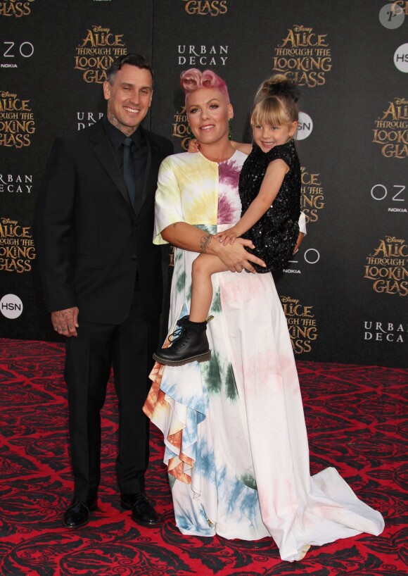 Pink, son mari Carey Hart et leur fille Willow à la première de "Alice de l'autre côté du miroir", dont elle signe l'un des titres de la bande originale, au cinéma El Capitan à Los Angeles le 23 mai 2016.