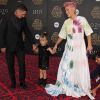 Pink, son mari Carey Hart et leur fille Willow à la première de "Alice de l'autre côté du miroir", dont elle signe l'un des titres de la bande originale, au cinéma El Capitan à Los Angeles le 23 mai 2016.