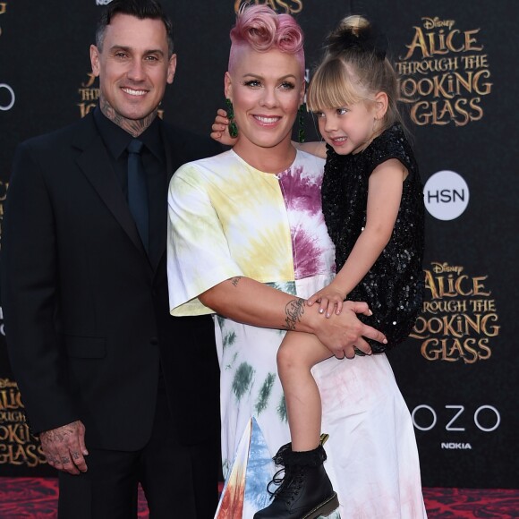 Pink, son mari Carey Hart et leur fille Willow à la première de "Alice de l'autre côté du miroir", dont elle signe l'un des titres de la bande originale, au cinéma El Capitan à Los Angeles le 23 mai 2016.