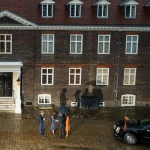 Le prince William, Kate Middleton et le prince Harry devant le palais de Kensington le 22 avril 2016 à Londres lors de l'arrivée de leurs invités Barack et Michelle Obama.