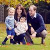 La duchesse Catherine de Cambridge et le prince William avec leurs enfants George et Charlotte dans le parc du palais de Kensington en octobre 2015. © ALP/MediaPunch/ABACAPRESS.COM