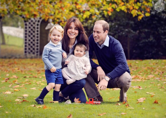 La duchesse Catherine de Cambridge et le prince William avec leurs enfants George et Charlotte dans le parc du palais de Kensington en octobre 2015. © ALP/MediaPunch/ABACAPRESS.COM