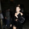 Hailey Baldwin arrive à une soirée Vogue en tenue de soirée lors de la fashion week à Paris le 3 mars 2017.