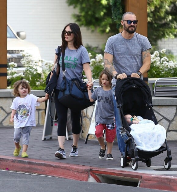 Exclusif - Megan Fox, son mari Brian Austin Green et leurs enfants Noah, Bodhi et Journey River Green à Los Angeles le 2 novembre 2016.