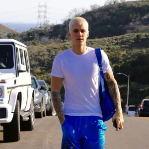 Justin Bieber arrive au volant de sa jeep Mercedes et fait une balade sur les hauteurs de Los Angeles, le 28 février 2017