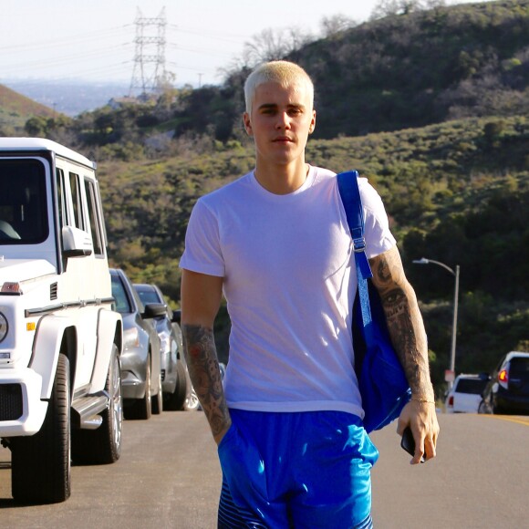 Justin Bieber arrive au volant de sa jeep Mercedes et fait une balade sur les hauteurs de Los Angeles, le 28 février 2017