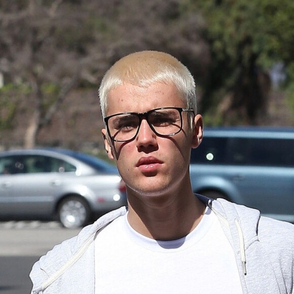 Justin Bieber se promène un ballon de basket à la main à Los Angeles, le 23 février 2017.