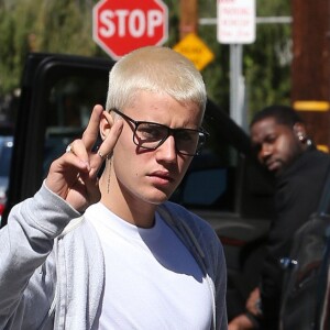 Justin Bieber se promène un ballon de basket à la main à Los Angeles, le 23 février 2017.