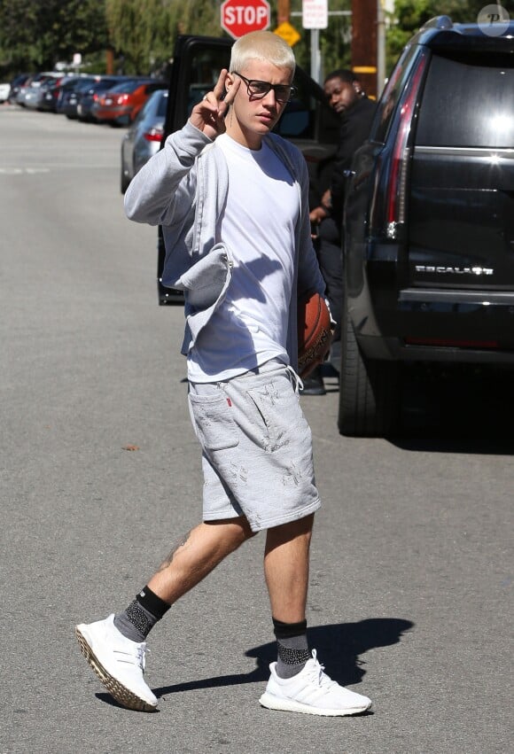 Justin Bieber se promène un ballon de basket à la main à Los Angeles, le 23 février 2017.