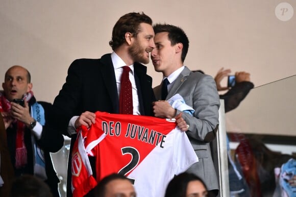 Pierre Casiraghi, Louis Ducruet à ses côtés, brandit un maillot de l'AS Monaco sur lequel est floquée la devise de la principauté, Deo juvante, lors du match retour de huitième de finale de Ligue des Champions entre l'AS Monaco et Manchester City au stade Louis II à Monaco le 15 mars 2017. Le club de la principauté, défait à l'aller 5 à 3, s'est qualifié pour les quarts de finale en battant les Anglais 3 buts à 1. © Bruno Bebert/Bestimage