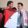 Pierre Casiraghi, son cousin Louis Ducruet à ses côtés, brandit un maillot de l'AS Monaco sur lequel est floquée la devise de la principauté, Deo juvante, lors du match retour de huitième de finale de Ligue des Champions entre l'AS Monaco et Manchester City au stade Louis II à Monaco le 15 mars 2017. Le club de la principauté, défait à l'aller 5 à 3, s'est qualifié pour les quarts de finale en battant les Anglais 3 buts à 1. © Bruno Bebert/Bestimage