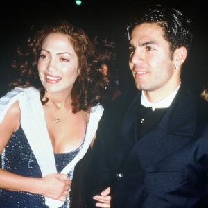 Jennifer Lopez et son premier mari Ojani Noa, ici en 1997 à Hollywood. Le couple a divorcé en 1998. Le couple a divorcé en 1998 après un an de mariage.