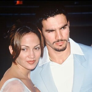 Jennifer Lopez et son premier mari Ojani Noa, ici en 1997 à Hollywood pour l'avant-première du film "Men In Black". Le couple a divorcé en 1998 après un an de mariage.