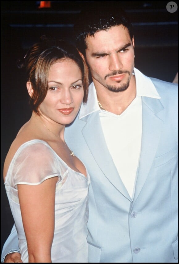 Jennifer Lopez et son premier mari Ojani Noa, ici en 1997 à Hollywood pour l'avant-première du film "Men In Black". Le couple a divorcé en 1998 après un an de mariage.