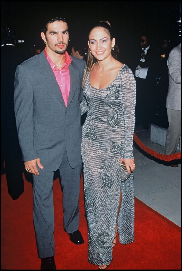 Jennifer Lopez et son premier mari Ojani Noa, ici en 1997 à Hollywood pour la première de "U Turn". Le couple a divorcé en 1998 après un an de mariage.