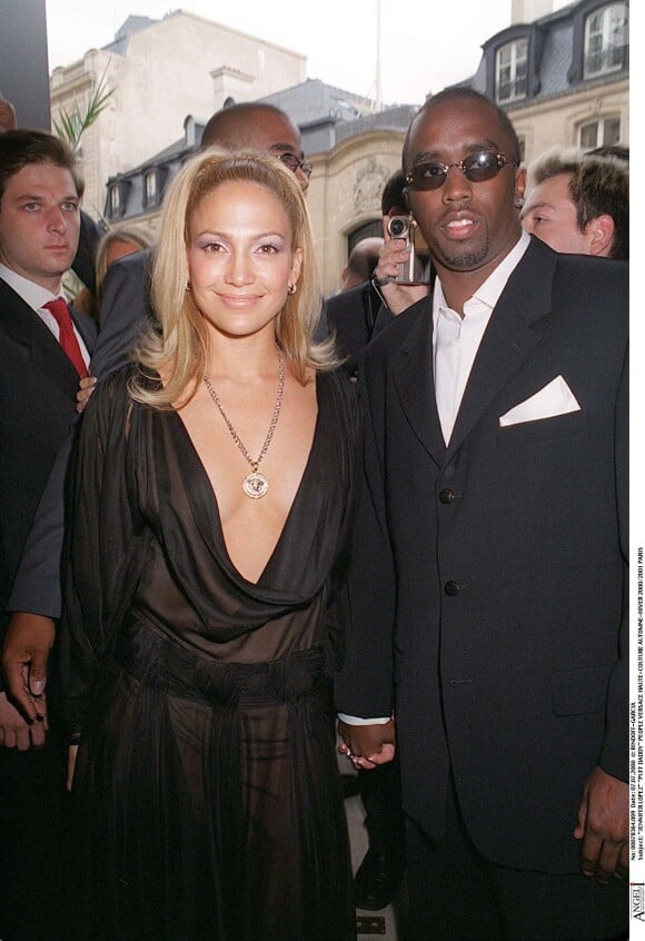 Jennifer Lopez et Puff Daddy au défilé Versace à Paris en juillet 2000. Le couple s'est fréquenté entre 1999 et 2001.