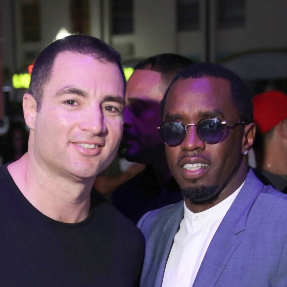 Chris Paciello (à gauche) au côté de Sean Combs (alias P. Diddy), un autre ex de Jennifer Lopez. Ici à Miami le 15 octobre 2016. Chris Paciello avait brièvement fréquenté J-Lo en 1998, peu de temps avant qu'elle se mette en couple avec P. Diddy.
